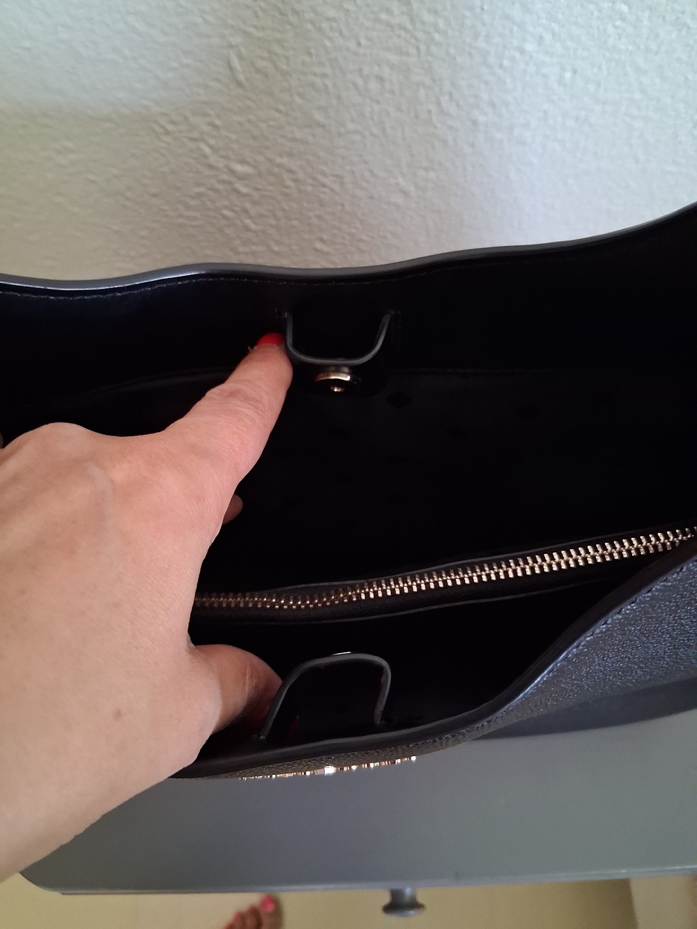 kate spade black leather shoulder bag with gold logo - Picture 3 of 10